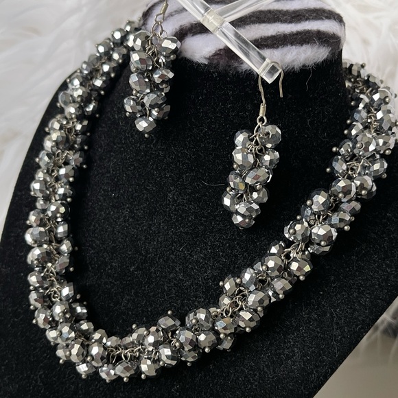 Crystal Cluster Jewelry Set 16" + 2.5" extender | Silver Metallic Faceted Beads - Picture 11 of 12